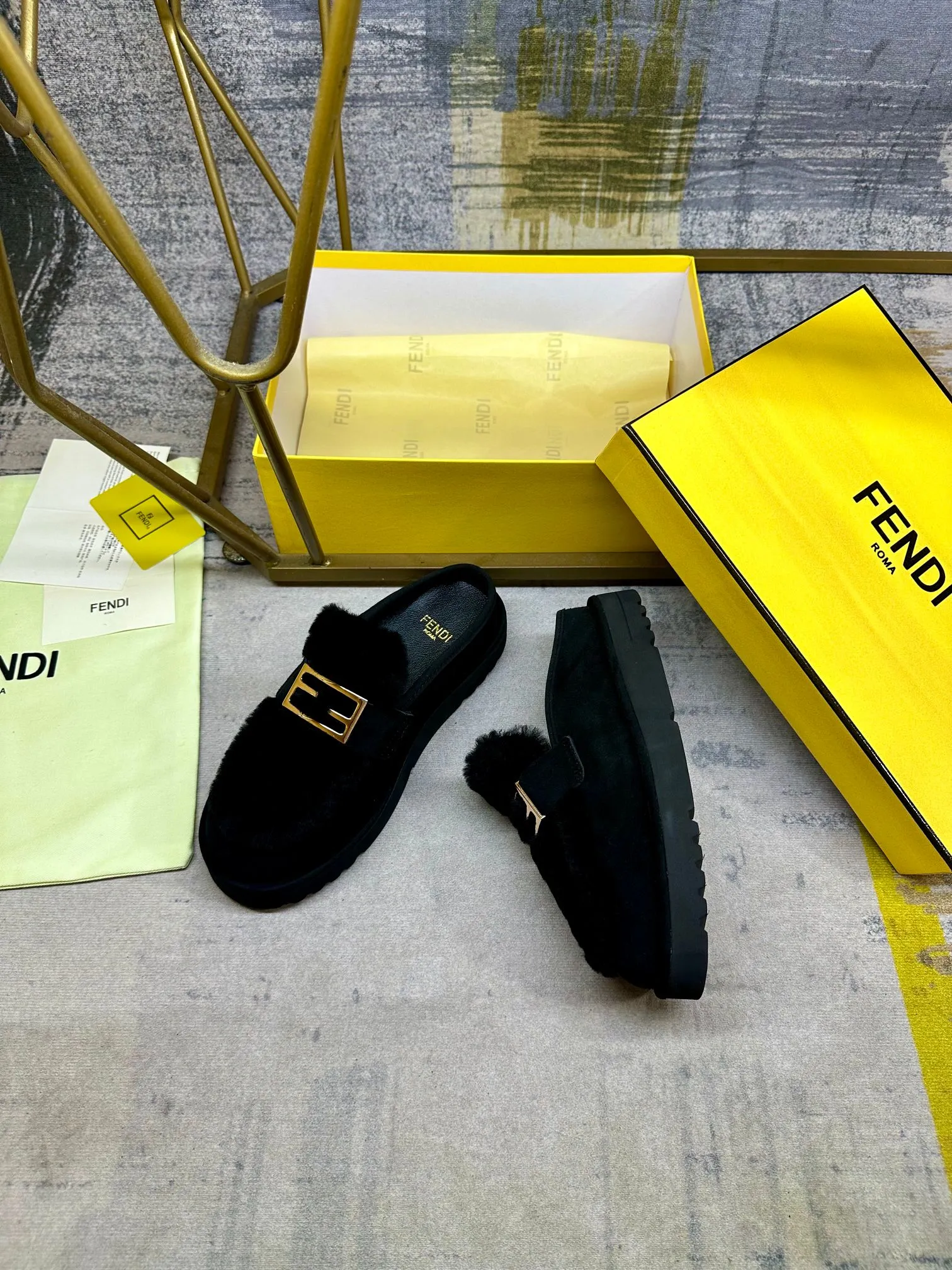 p518🐮🐮FENDI’s latest après-ski casual round-toe flat shoes. Made of black suede material, with straight fur tongue of the same color. Decorated with Baguette hardware in gold-finish metal. Thick black non-slip sole with FENDI logo on the heel, women's sizes 35-40, men's 39-45